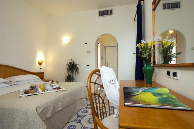 Offerta Fine Settembre Mare Villa Teresa Forio Piscine Terme Benessere Vacanza Spiaggia Hotel Tre Stelle